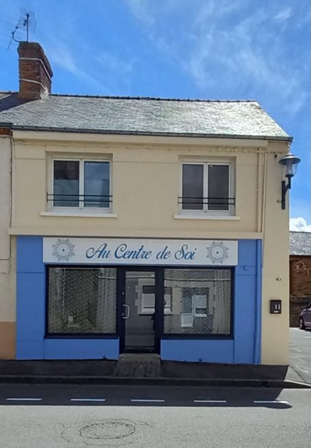 Cabinet Pluridisciplinaire "au centre de soi" Image du bâtiment, devanture bleue avec une enseigne sur le haut avec l'inscription "au centre de soi"